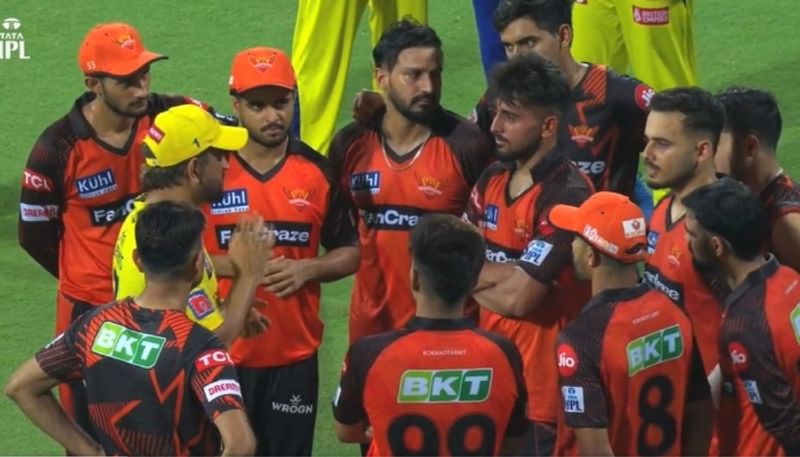 Watch Guru Dhoni's Study class to SRH young players after CSK win gkc