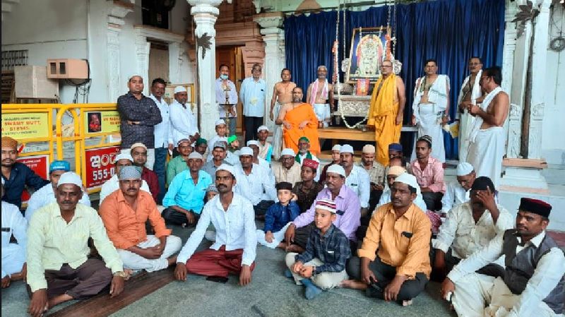 Eid Ul-Fitr 2023 Muslims who got darshan of Mantralaya Raghavendraswamy after prayer rav