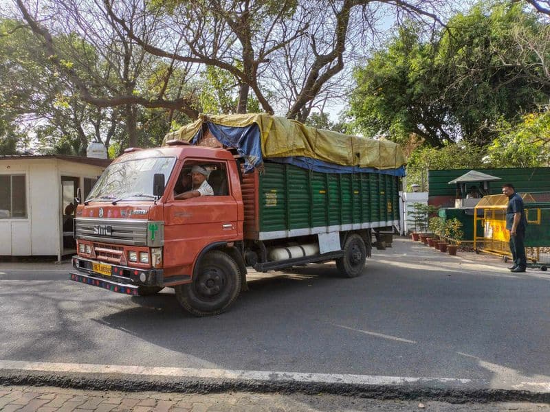 Rahul Gandhi vacates bungalow, shifts to Sonia Gandhi's residence