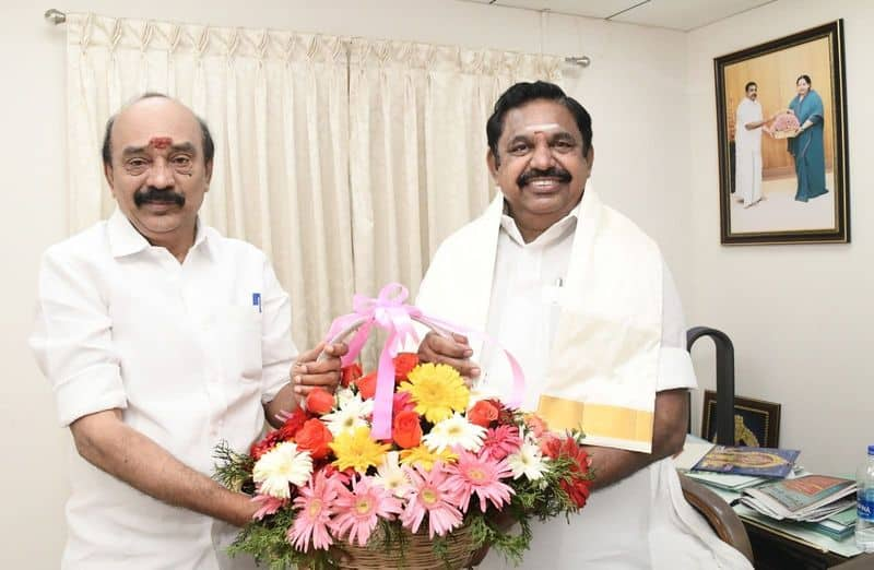 AMMK Treasurer Manokaran joined AIADMK in the presence of Edappadi Palaniswami