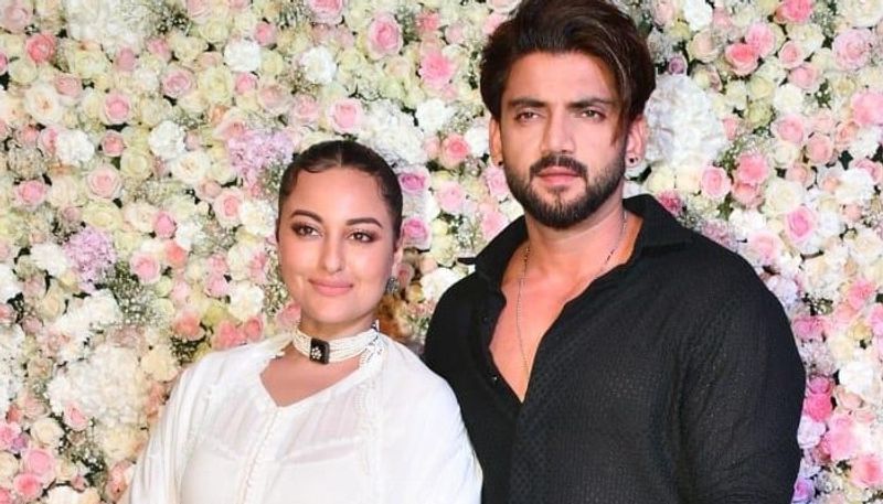 Rumored couple Sonakshi Sinha, Zaheer Iqbal strike mushy poses at Arpita-Aayush's Iftar party vma