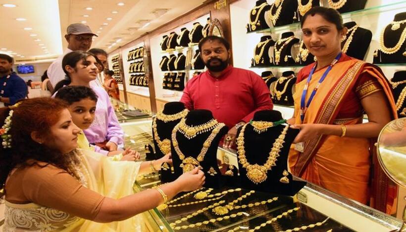 పెళ్లిళ్ల సీజన్లో పసిడికి భలే గిరాకీ.. నేటికీ రికార్డ్ హైలో ధరలు.. 22 క్యారెట్ల తులానికి ఎంతంటే..?
