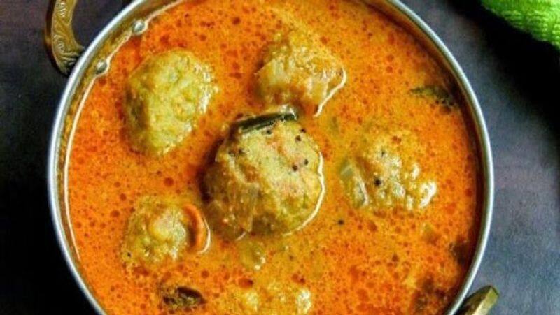 How to make Vazhaipoo Urundai Kuzhambu Recipe In Tamil