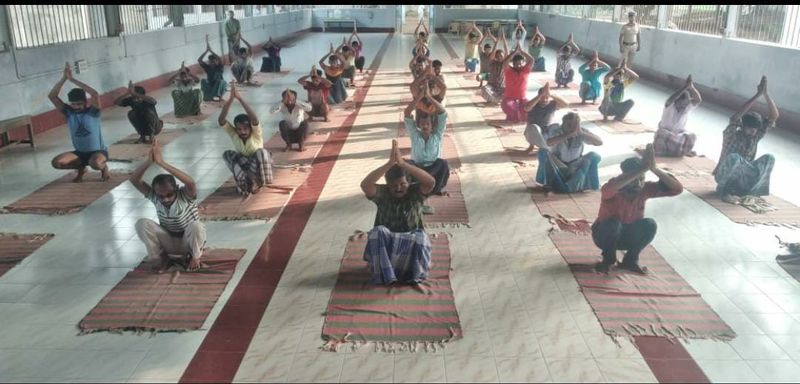 isha teaches yoga to more than 2000 prisioners all over the tamil nadu