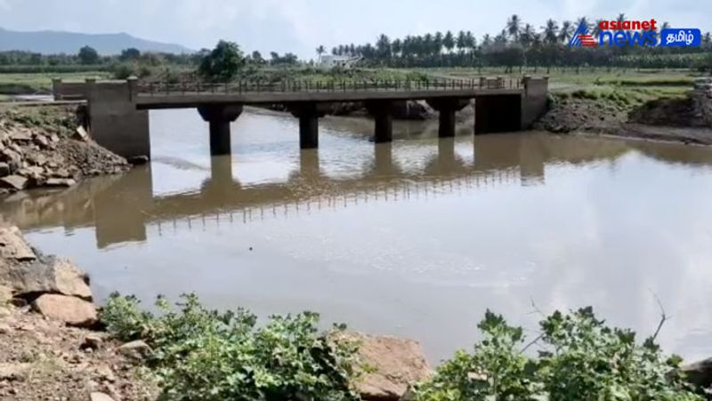 An old bridge sinking into the river near Mettupalayam! Construction of the new bridge has begun!