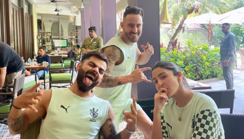 anushka viral pic with kohli and faf duplesis fans found dravid at background btb