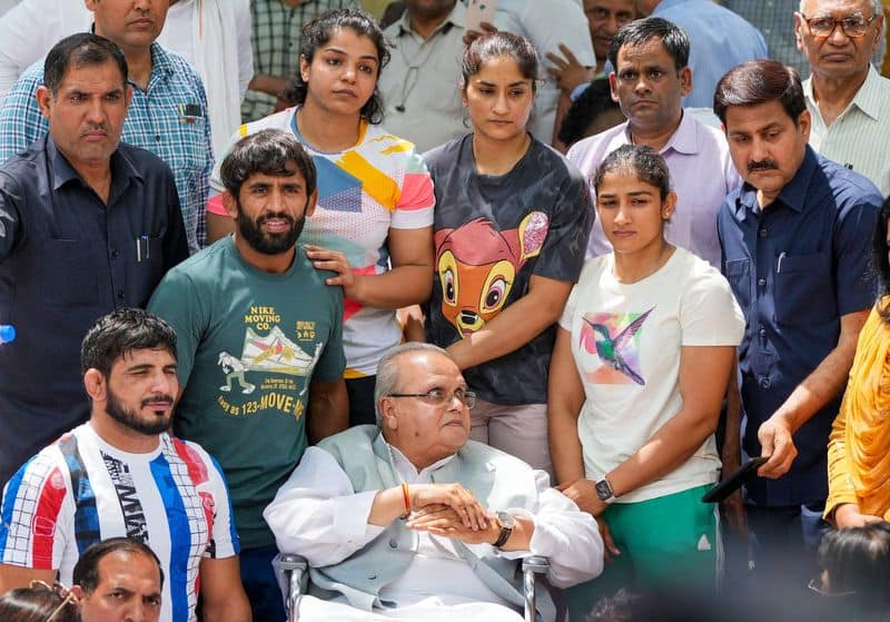 wrestling Wrestlers vs WFI: Former Jammu and Kashmir Governor Satya Pal Malik saddened with athletes fighting for justice on streets-ayh