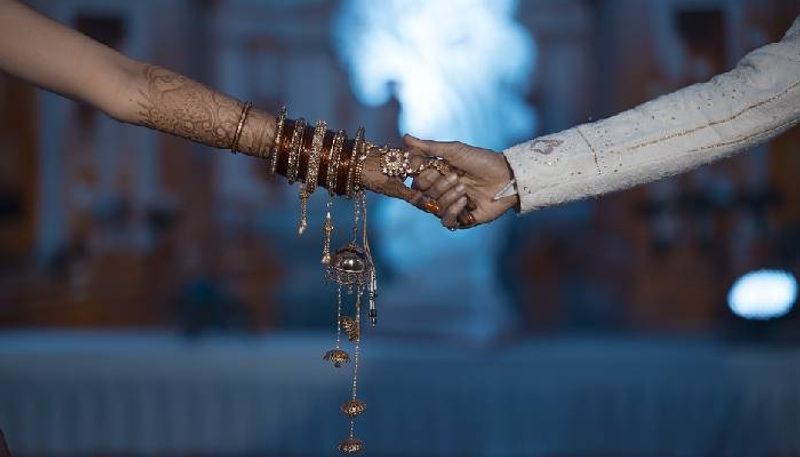 an Indian man went to pakistan to marry his girlfriend has left people in awe