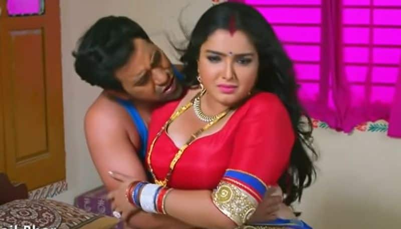 Amrapali Dubey SEXY vide Bhojpuri actres Nirahua BOLD song Khole Di Kevadiya Bhail Bhor is worth WATCH RBA