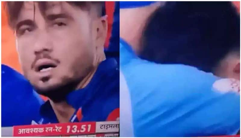 Marcus Stoinis Hug Physio In Pain After Suffering Finger Injury btb