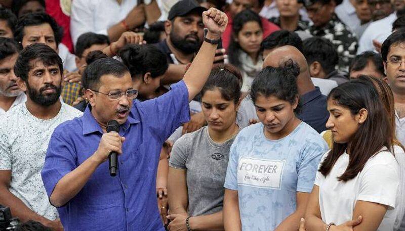 Arvind Kejriwal visits wrestlers jrj