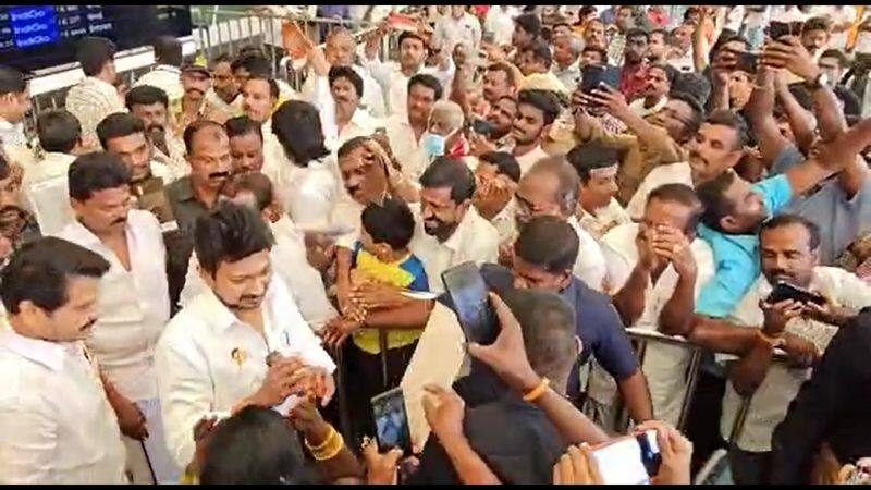 dmk cadres warm welcome to minister udhayanidhi stalin in coimbatore airport