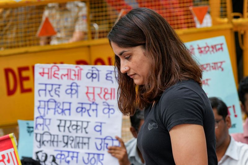 wrestling Wrestlers vs WFI chief: Vinesh Phogat asks cousin Babita not to weaken protests-ayh