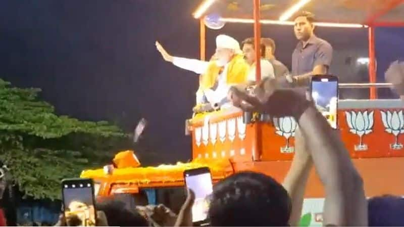 Karnataka Assembly election Man thrown his Mobile to PM Modi during Mysuru road show instead of Flower shower ckm