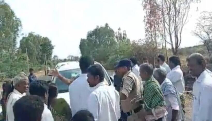 వైసీపీ ఎమ్మెల్యే శంకరనారాయణకు చేదు అనుభవం.. వాహనంపై చెప్పులతో దాడి.. !!