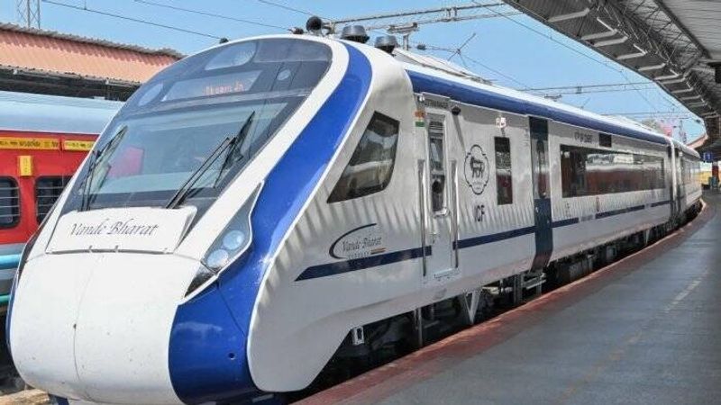 Vande Bharat train Arrived at Bengaluru Railway Station grg