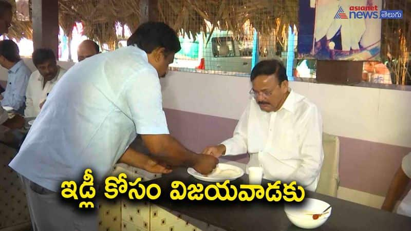 former vice president venkaiah naidu eats paka idly in vijayawada