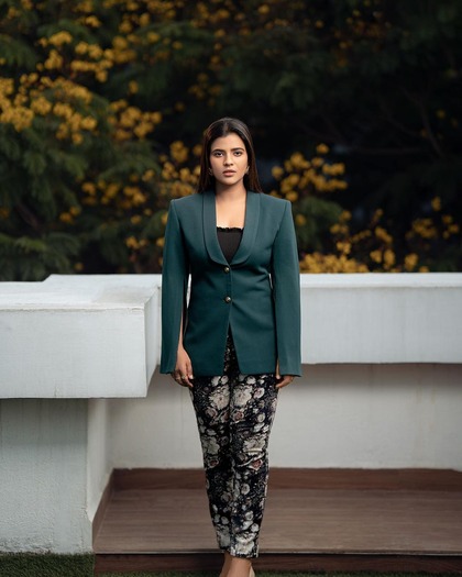 <p style="text-align: justify;">లేటెస్ట్ ట్రెండీ వేర్‌లో ఘాటు రేపే అందాలతో కుర్రాళ్లని ఆకర్షిస్తుంది ఐశ్వర్యా. దీనిపై నెటిజన్లు స్పందిస్తూ రియల్‌ లేడీ సూపర్‌ స్టార్‌ అని అంటున్నారు. <br />
 </p>
