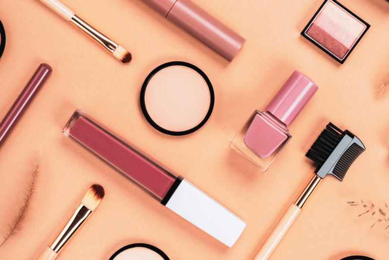 Follow these Dos and Don'ts if you want to put on makeup with no mess in this summer ADC