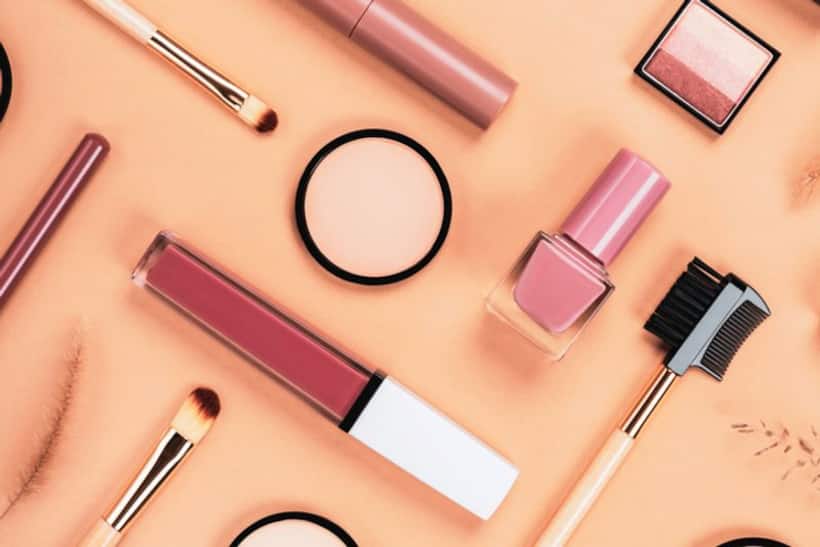 Follow these Dos and Don'ts if you want to put on makeup with no mess in this summer 