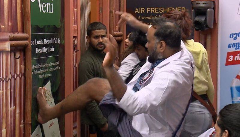 omar lulu breaks bathroom door in bigg boss malayalam season 5 nsn