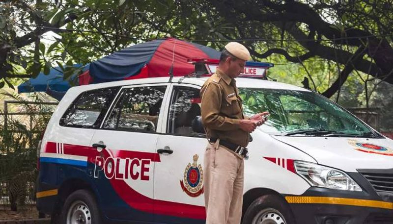 Delhi police replay goes viral after man request to find girlfriend ckm