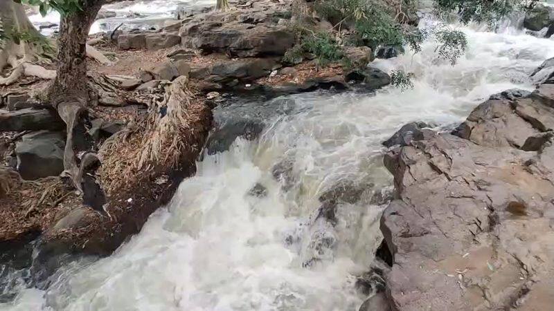 Flash floods in Hogenakkal Cauvery river due to sudden inflow of water