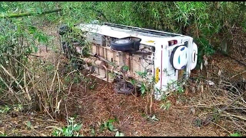 13 persons injured road accident in thiruvarur district