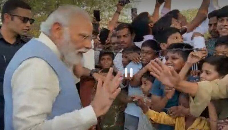 PM Modi Play with children in kalaburagi nbn