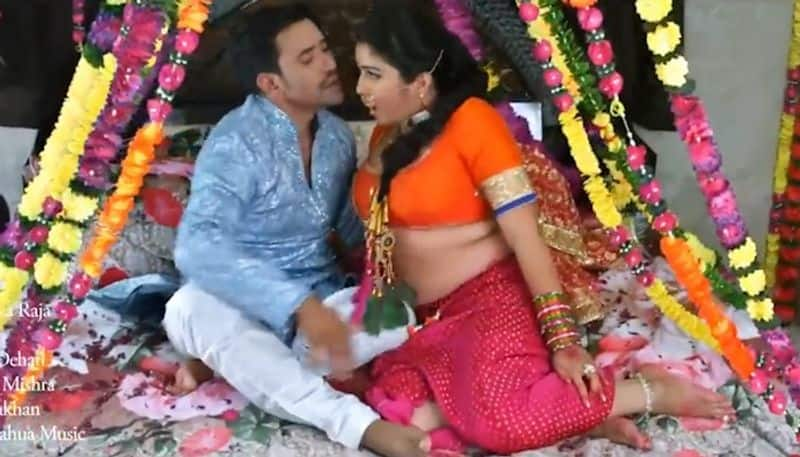 Amrapali Dubey HOT video Bhojpuri actress  Nirahua bedroom song Oka Boka Tin Tadoka goes viral watch RBA