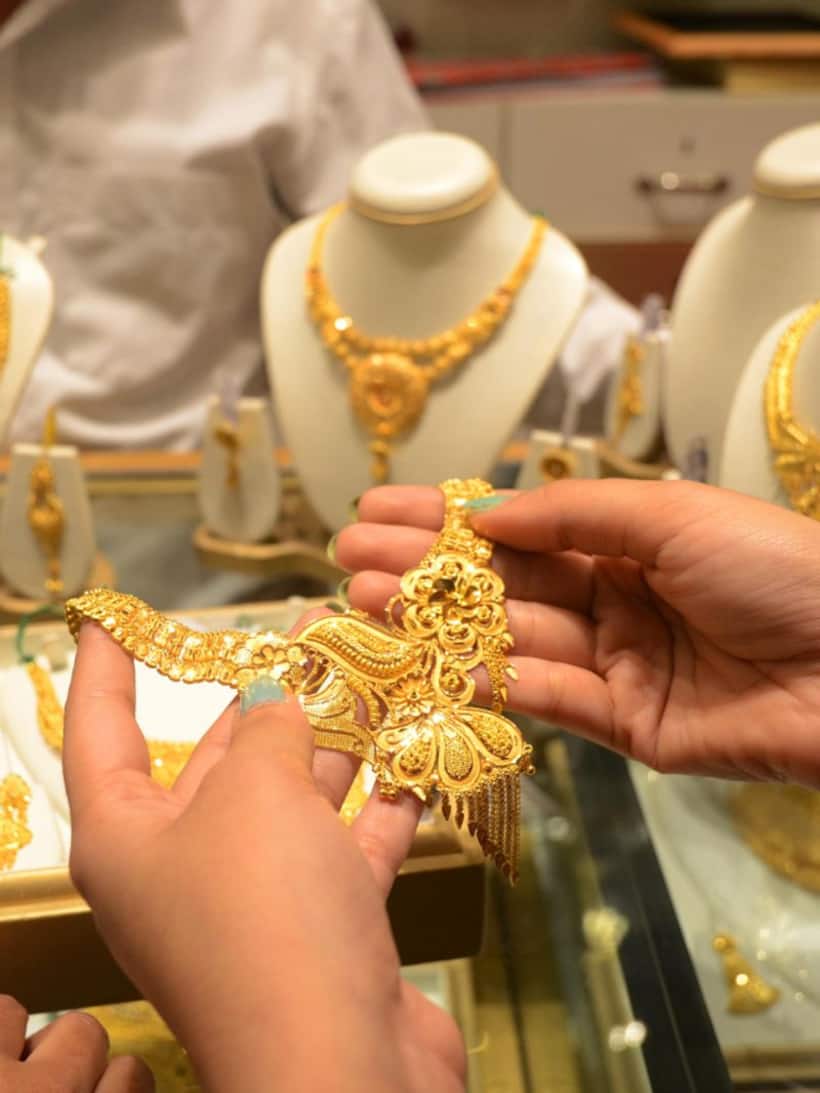 పసిడి ప్రియులకు షాకిస్తున్న ధరలు.. సరికొత్త రికార్డుకి బంగారం, వెండి.. జూన్ నాటికీ తులం ఎంతంటే..?