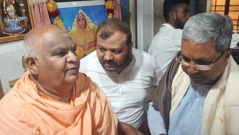 siddaramaiah visited kodi mutt taken blessings of seer in harnahalli of hassan district gvd