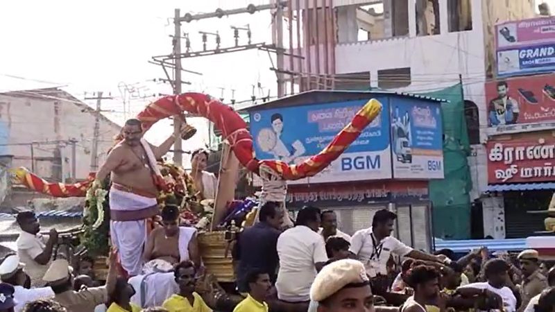 devotees and public grand welcome for kallazhagar in madurai