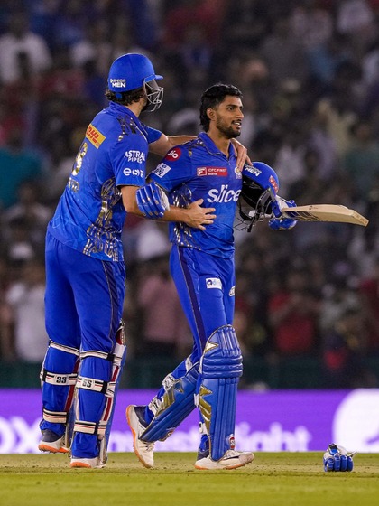 <p>ఈ సీజన్ లో ముంబై.. పంజాబ్ తో మ్యాచ్ కంటే ముందు వాంఖెడేలో రాజస్తాన్ పై 214 పరుగుల టార్గెట్ ను 19.3 ఓవర్లలో ఛేదించింది.  </p>
