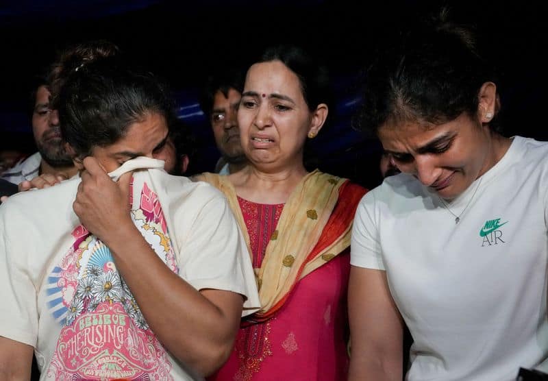 wrestling 'Did we win medals for the country to see this day?' - Vinesh Phogat post wrestlers' scuffle with Delhi Police-ayh