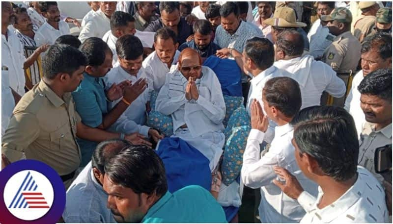 Gurmitkal Baburao Chinchansur came in an ambulance and campaigned for the election sat