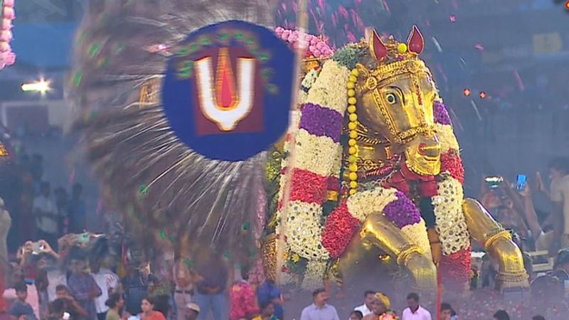 madurai kallazhagar steps into-the vaigai river