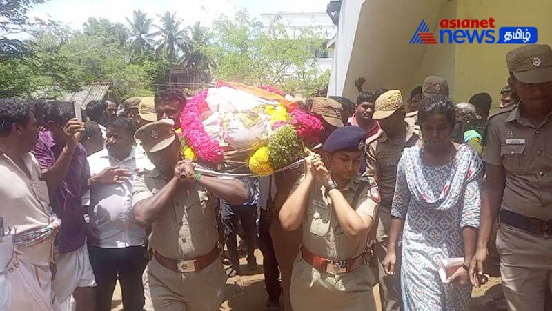 The policeman who died after being stabbed by a cow in Manjuvirattu! District SP Vandita Pandey carried the body in the funeral procession!