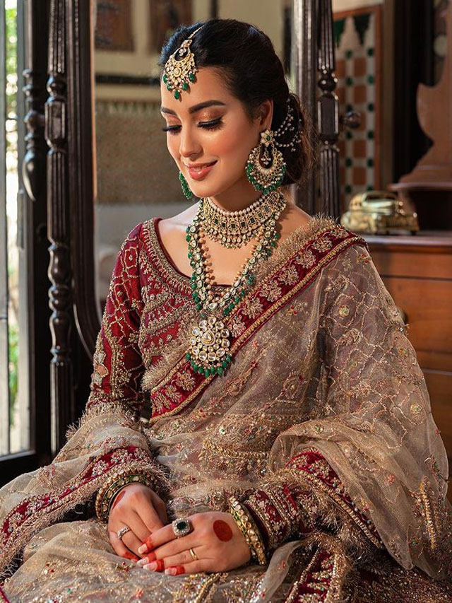 पाक एक्ट्रेस इकरा अजीज के स्टाइल को वेडिंग सीजन में करें कॉपी - pakistani actress iqra aziz looks hot in traditions outfits ntp - Asianet News Hindi