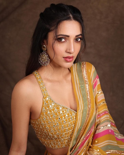 నేహా శెట్టి బ్యూటీఫుల్ లుక్
