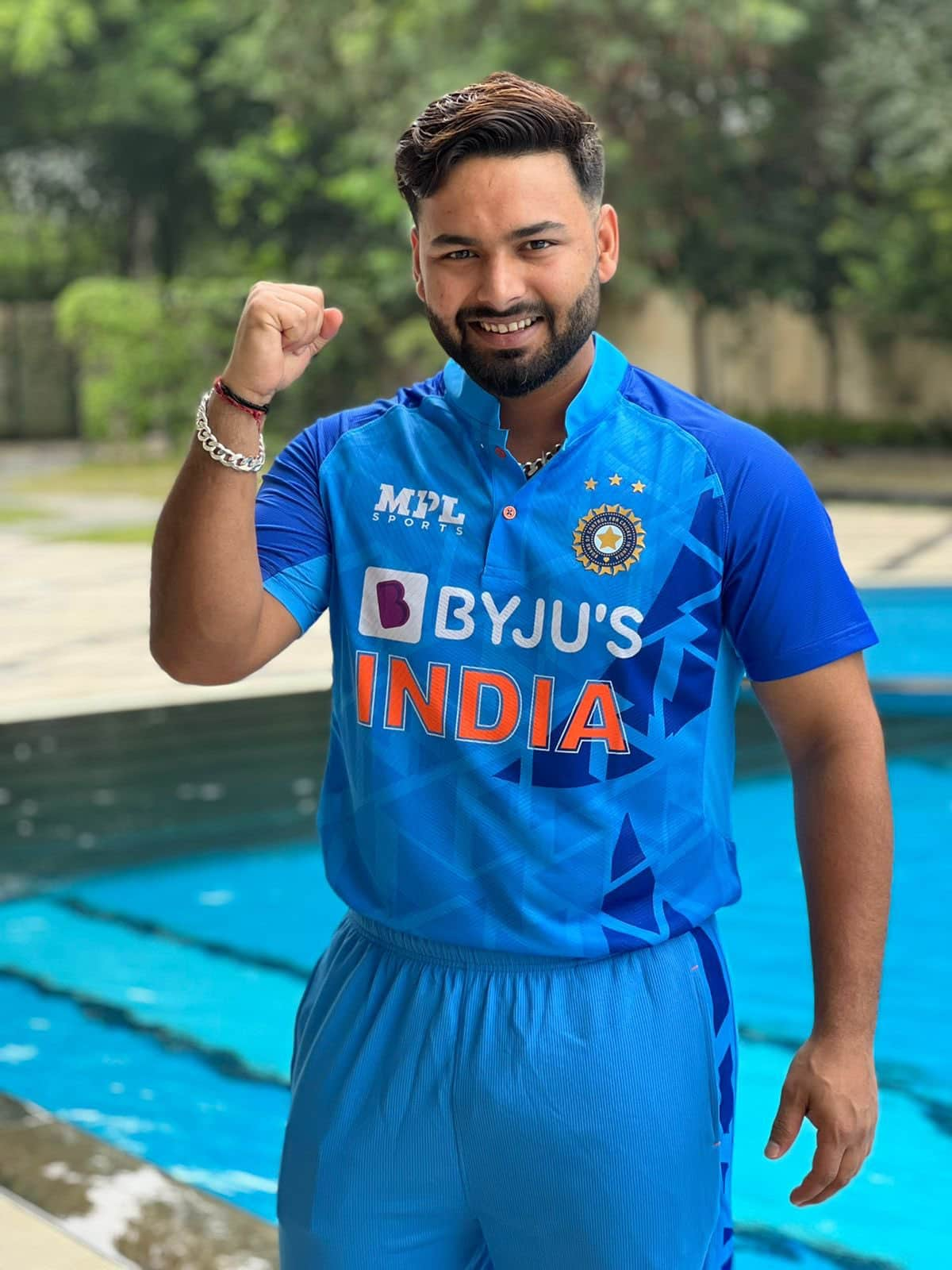 IPL 2023: Rishabh Pant  Throws Crutches  away, Walks on His Own MSV 