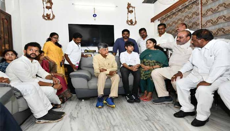 Chandrababu  Visits Rajahmundry Mla Bhavani Residence  lns 