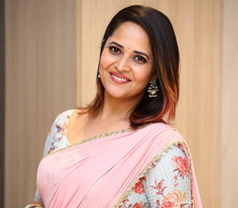 అనసూయ కారును చుట్టుముట్టిన కుర్రాళ్ళు... టైట్ సెక్యూరిటీ మధ్య!