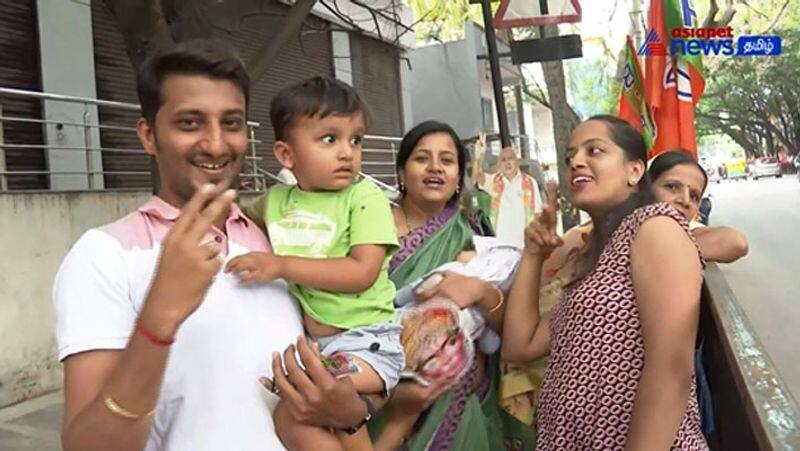 A family on the road with a baby to welcome PM Modi!