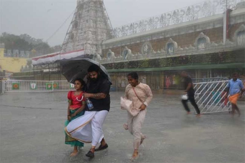 Tirumala : Torrential rain in Tirumala The flood water in the temple. Difficulties for devotees RMA