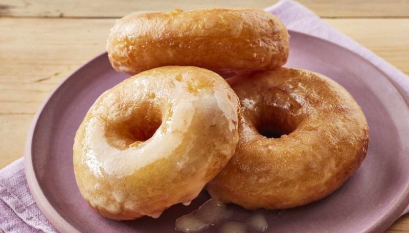 man eats doughnuts that thrown by the supermarket where he works then he fired from the job hyp