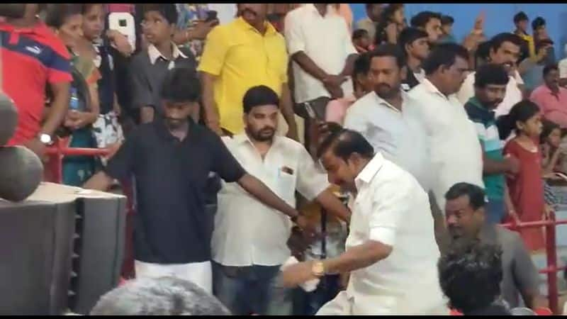 minister kn nehru fell down from stage in salem district