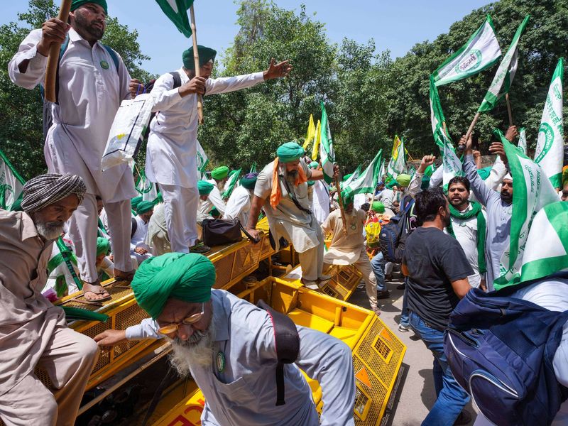 wrestling Wrestlers vs WFI chief: Farmers break through barricades to join grapplers' protest-ayh