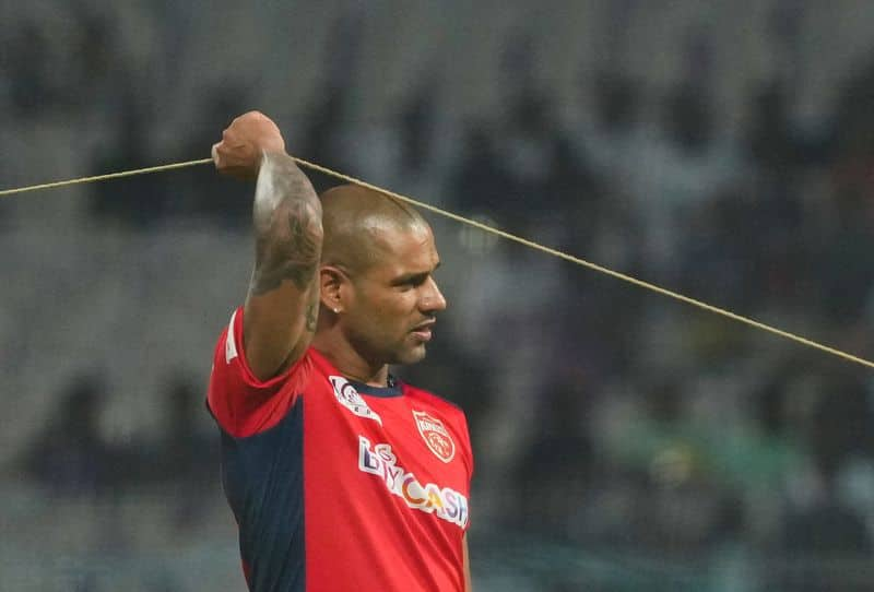 Socila media trolls shikhar dhawan after worst decision against delhi capitals saa