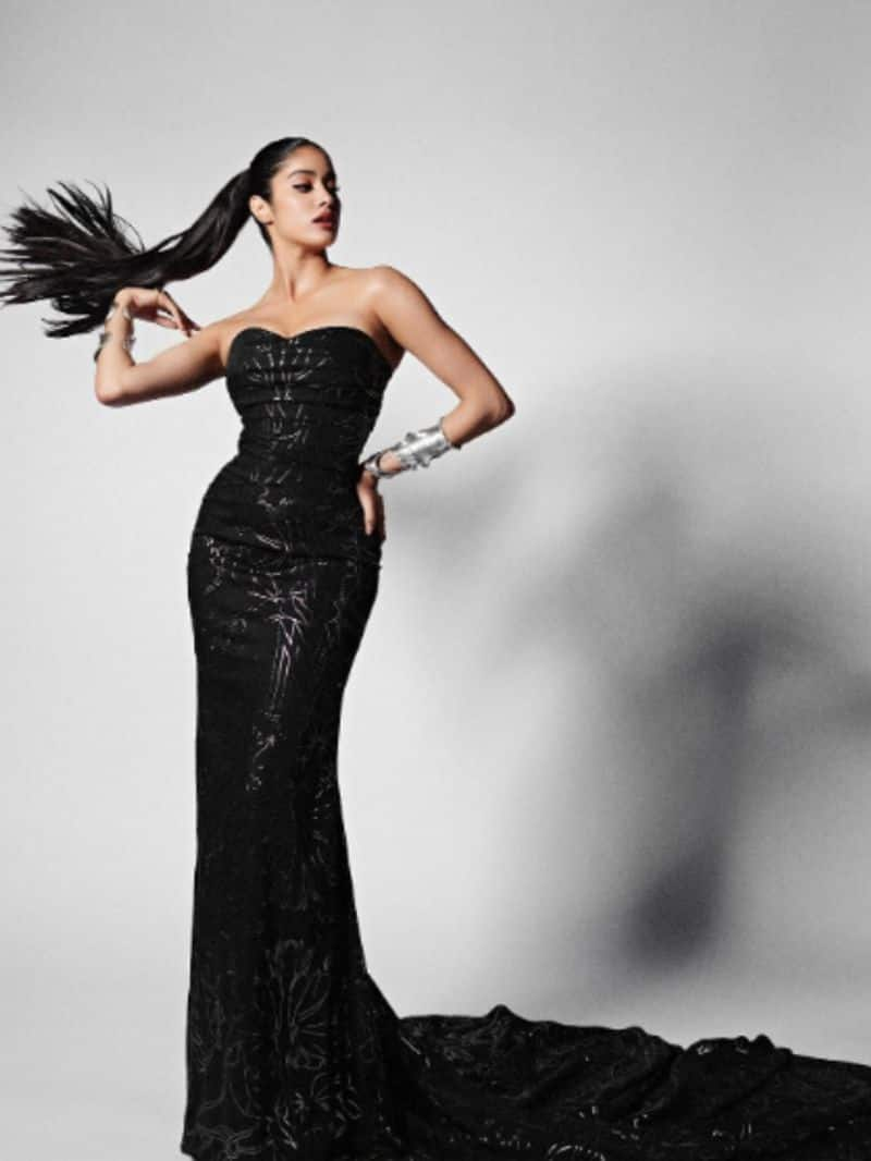 Janhvi Kapoor Stunning Black Gown azn 